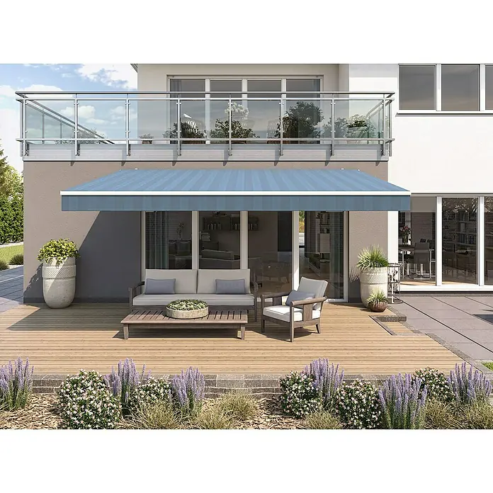 Solid Elements Gelenkarmmarkise 320916 - Blau/Schwarz, Breite: 5 m, Ausfall: 2,5 m - Bild einer Terrasse mit einer blauen Markise, die Schatten spendet, sowie Gartenmöbeln und üppigen Pflanzen.