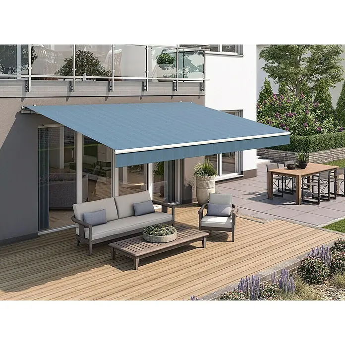 Solid Elements Gelenkarmmarkise 320916 - Blau/Schwarz, Breite: 5 m, Ausfall: 2,5 m - Eine blaue Markise beschattet eine Terrasse mit Gartenmöbeln und Pflanzen und bietet einen angenehmen Aufenthaltsort im Freien.