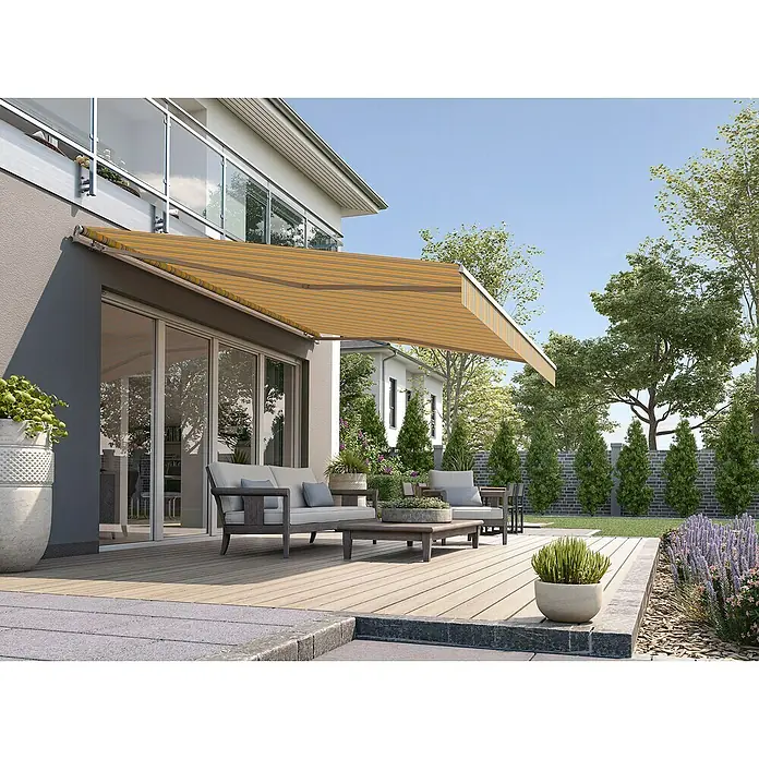 Solid Elements Gelenkarmmarkise 6292Gelb/Grau, Breite: 5 m, Ausfall: 2,5 m - Terrassenmarkise mit Streifenmuster spendet Schatten auf der Holzterrasse mit Sitzmöbeln. Schützt vor Sonne und Hitze im Freien.
