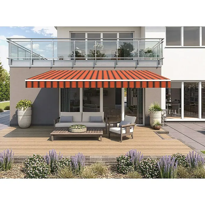 Solid Elements Gelenkarmmarkise 0744 - Orange/Braun, Breite: 3 m, Ausfall: 2 m - Terrasse mit einer stilvollen Markise in Orange und Schwarz. Die Markise spendet Schatten über einer modernen Sitzgruppe.