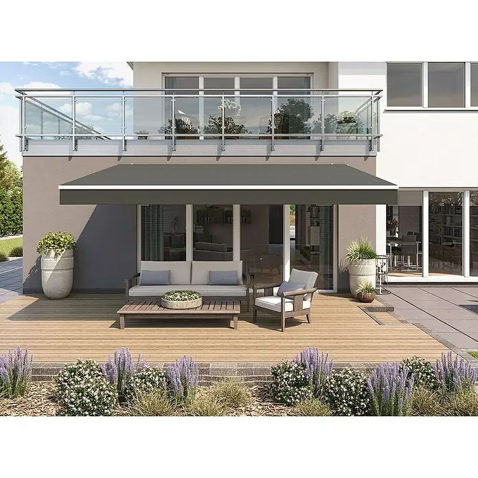 Solid Elements Gelenkarmmarkise 320925Dunkelgrau strukturiert, Breite: 3 m, Ausfall: 2,5 m - Ein graues Sonnensegel schützt eine Terrasse mit Gartenmöbeln. Das Sonnensegel bietet Schatten und Komfort im Freien.