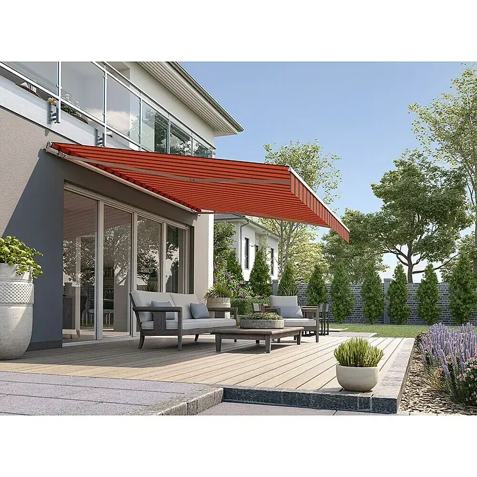 Solid Elements Gelenkarmmarkise 0744Orange/Braun, Breite: 3,5 m, Ausfall: 2,5 m - Eine Terrasse mit einer modernen Markise in Rot und Grau, die Schatten spendet. Die Möbel sind stilvoll und einladend.