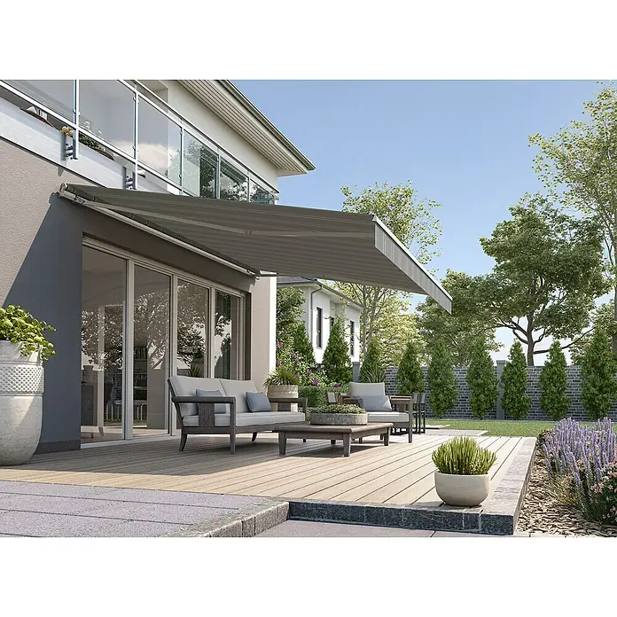 Solid Elements Gelenkarmmarkise A131 - Grau/Weiß, Breite: 6 m, Ausfall: 3 m - Terrassenansicht mit stilvoller Markise, die Schatten spendet und das moderne Design des Hauses ergänzt. Bequeme Gartenmöbel laden zum Entspannen ein.