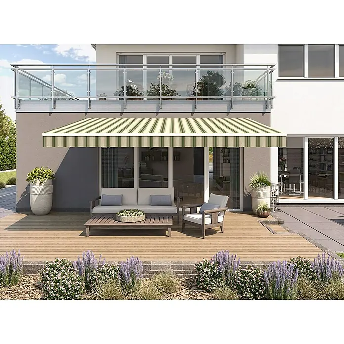 Solid Elements Gelenkarmmarkise 320B70Grün/Beige, Breite: 5 m, Ausfall: 2,5 m - Außenaufnahme einer Terrassenmarkise mit Streifenmuster, die Schatten auf eine moderne Terrasse mit Loungemöbeln spendet.