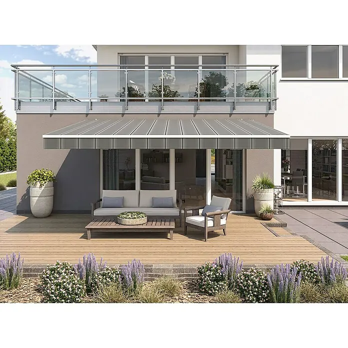 Solid Elements Gelenkarmmarkise A131 - Grau/Weiß, Breite: 6 m, Ausfall: 3 m - Einladende Terrasse mit stilvoller Markise, die Schatten spendet und das elegante Gartenmobiliar perfekt ergänzt.