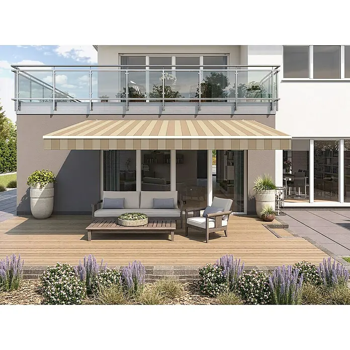 Solid Elements Gelenkarmmarkise 2238 - Hellbeige/Beige, Breite: 5 m, Ausfall: 4 m - Terrassenmöbel unter einer gestreiften Markise. Die Markise schützt die darunter befindlichen Gartenmöbel vor Sonne und leichtem Regen.