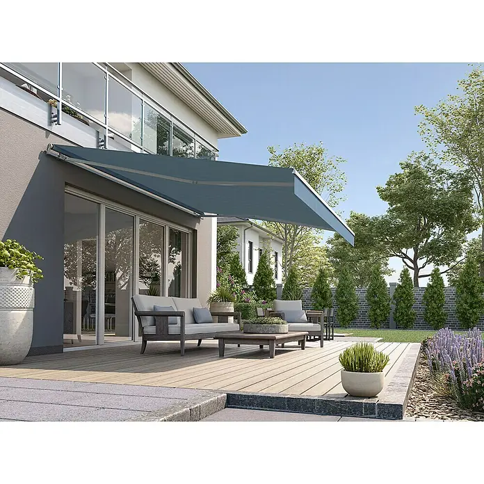 Solid Elements Gelenkarmmarkise 320916Blau/Schwarz, Breite: 6 m, Ausfall: 4 m - Eine stilvolle, ausfahrbare Markise bietet Schatten über einer Terrasse mit Gartenmöbeln und Pflanzgefäßen für entspannte Stunden im Freien.