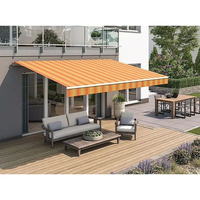 Solid Elements Gelenkarmmarkise 320180 - Gelb/Orange, Breite: 5 m, Ausfall: 3 m - Eine orange-gelb gestreifte Markise spendet Schatten über einer Terrasse mit Lounge-Möbeln und einem Esstisch im Hintergrund.