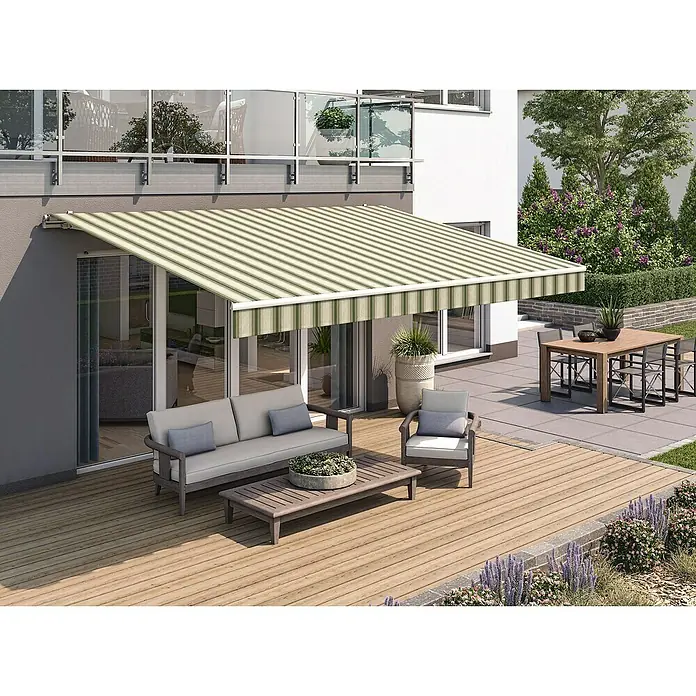 Solid Elements Gelenkarmmarkise 320B70Grün/Beige, Breite: 5 m, Ausfall: 2,5 m - Die Bild zeigt eine stilvolle Markise mit Streifenmuster, die Schatten auf einer Terrasse mit Gartenmöbeln bietet.