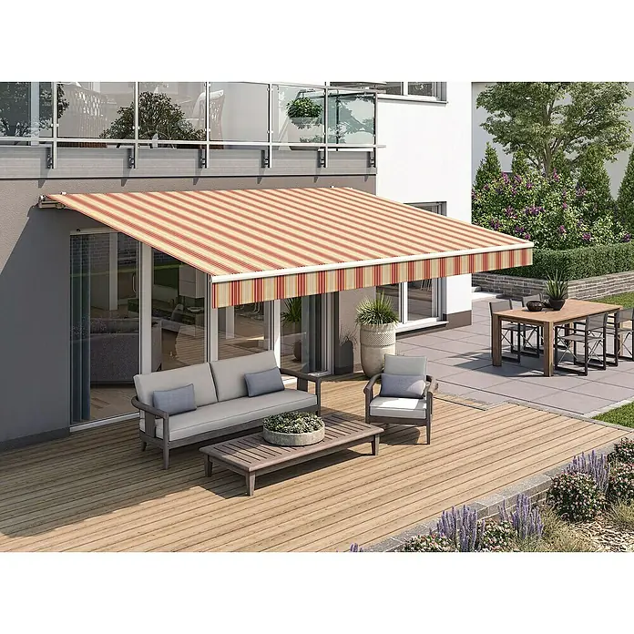 Solid Elements Gelenkarmmarkise 8430 - Beige/Rot, Breite: 4 m, Ausfall: 3,5 m - Außenaufnahme einer gestreiften Markise über einer Terrasse mit Gartenmöbeln, die Schatten und Schutz vor der Sonne bietet.