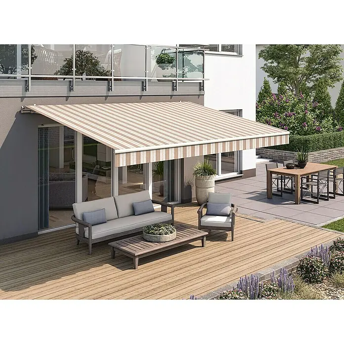 Solid Elements Gelenkarmmarkise 6171Braun/Beige, Breite: 5 m, Ausfall: 3,5 m - Bild einer Terrasse mit einer ausfahrbaren Markise mit Streifenmuster, Gartenmöbeln und Bepflanzung.