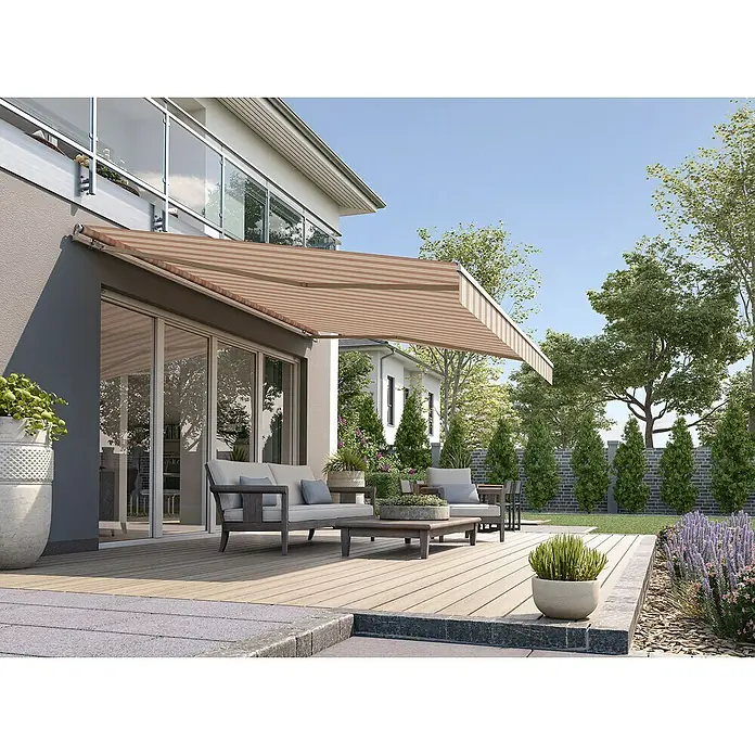Solid Elements Gelenkarmmarkise 6171Braun/Beige, Breite: 5 m, Ausfall: 3,5 m - Eine braun gestreifte Markise spendet Schatten auf einer Holzterrasse mit Gartenmöbeln und Pflanzen. Das Haus ist modern gestaltet.
