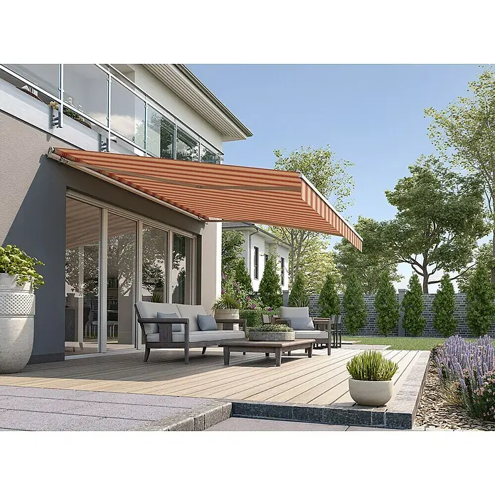 Solid Elements Gelenkarmmarkise 8430 - Beige/Rot, Breite: 4 m, Ausfall: 3,5 m - Terrasse mit einer ausfahrbaren Markise mit rot-braunen Streifen, die Schatten spendet und den Außenbereich aufwertet. Komfortable Gartenmöbel laden zum Verweilen ein.