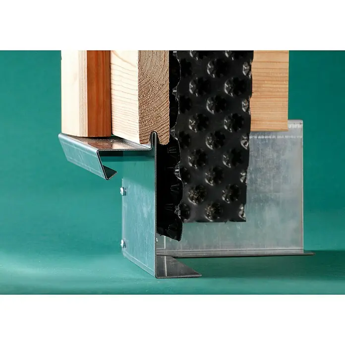 KGT Hochbeet Woody 130 - 131 x 99 x 79 cm, Holz - Detailaufnahme einer Dichtungsbahn mit Noppenstruktur, die an einem Holzrahmen angebracht ist, umgeben von Metallprofilen.