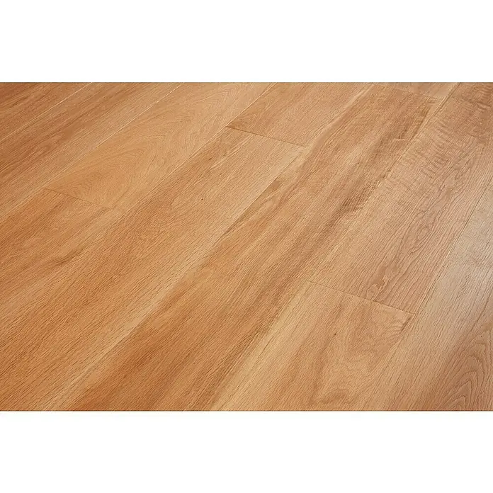 Parkett Eiche Mosel - 1.700 x 190 x 15 mm, Landhausdiele - Nahaufnahme von hellbraunem Laminatboden, der ein elegantes Holzdesign mit feinen Maserungen und einer glatten Oberfläche aufweist.