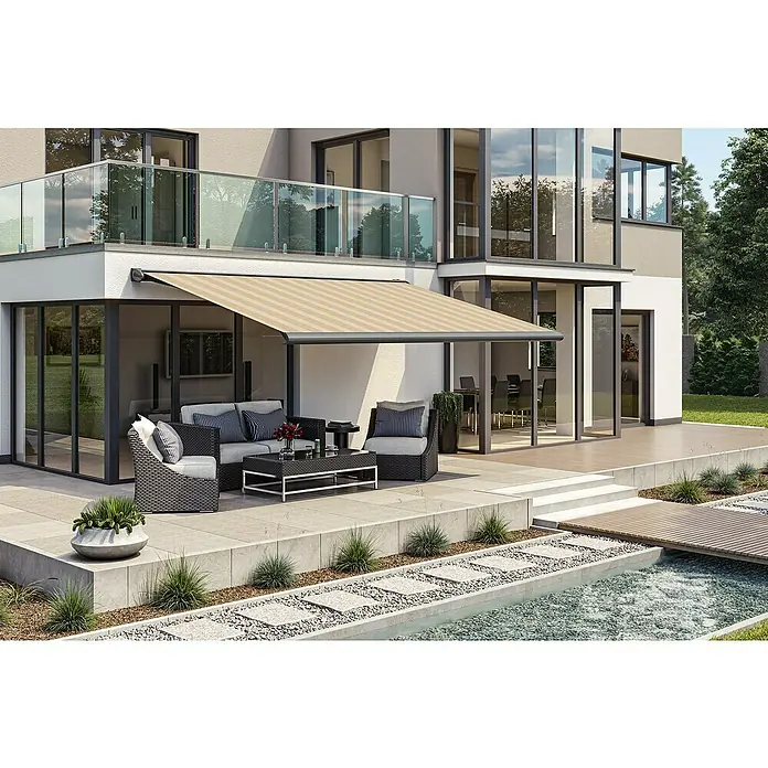 Solid Elements Vollkassettenmarkise Solid-S 2238Hellbeige/Beige, Farbe Gestell: Anthrazitgrau, Breite: 4 m, Ausfall: 2,5 m - Eine elegante, gestreifte Markise spendet Schatten auf einer modernen Terrasse mit Gartenmöbeln und einem kleinen Teich. Ideal für sonnige Tage.