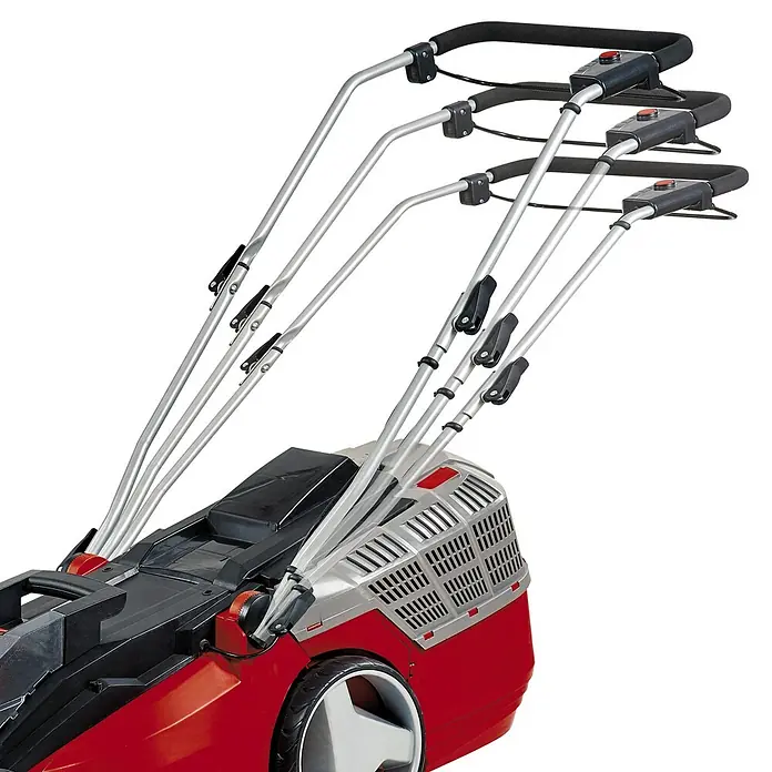 Einhell Power X-Change 18V Akku-Rasenmäher GE-CM 43 Li M Kit - 18 V, 2 Akkus, 4 Ah, Schnittbreite: 43 cm - Nahaufnahme eines roten Rasenmähers mit silbernen Griffen und schwarzen Bedienelementen.
