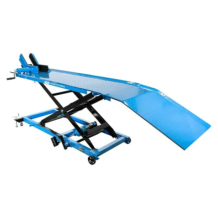 Güde Montagerampe GMR 560 - Höhenverstellung: 22 cm - 79 cm - Ein blauer Motorradheber von Hebetechnik, der für Wartung und Reparaturen verwendet wird und eine sichere Hebelösung für Motorräder bietet.