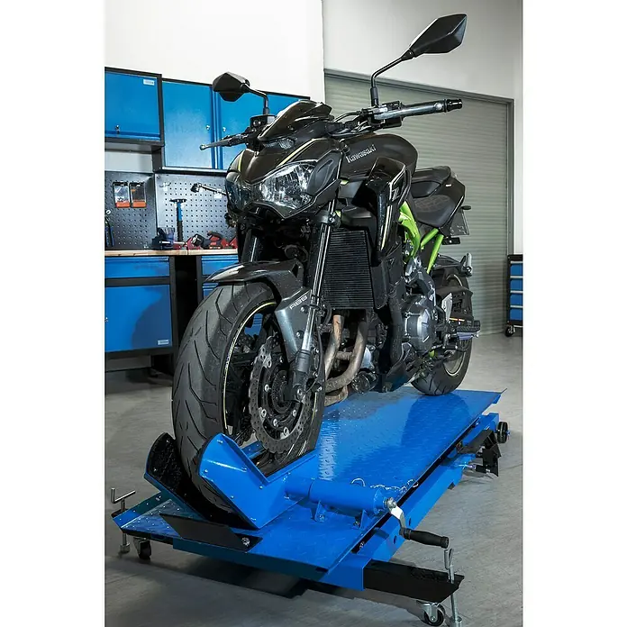 Güde Montagerampe GMR 560 - Höhenverstellung: 22 cm - 79 cm - Eine Kawasaki Z900 auf einer blauen Motorradhebebühne. Die Bühne erleichtert Wartung und Reparaturen.