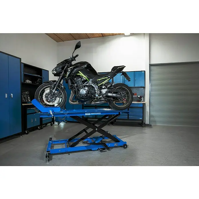 Güde Montagerampe GMR 560 - Höhenverstellung: 22 cm - 79 cm - Motorrad auf einer blauen Hebebühne in einer Werkstatt. Ideal für Wartung und Reparaturarbeiten.