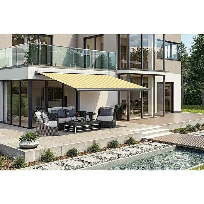 Solid Elements Vollkassettenmarkise Solid-S - Gelb/Grau, Farbe Gestell: Anthrazitgrau, Breite: 5,5 m, Ausfall: 3 m - Moderne Terrasse mit gelb-weiß gestreifter Markise, stilvollen Gartenmöbeln und gepflegtem Außenbereich für entspannte Stunden.