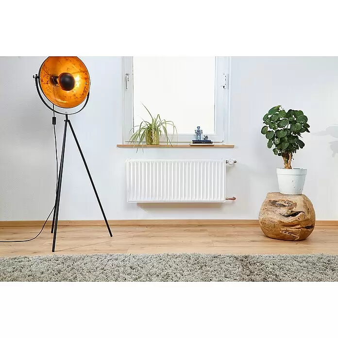 swingcolor Heizkörperlack Acryl - Weiß, Seidenmatt, 750 ml, Wasserbasiert - Helles, modernes Interieur mit schwarzer und goldener Stehlampe auf Stativ, grünen Zimmerpflanzen und einem einzigartigen Holzhocker auf hellem Holzboden.