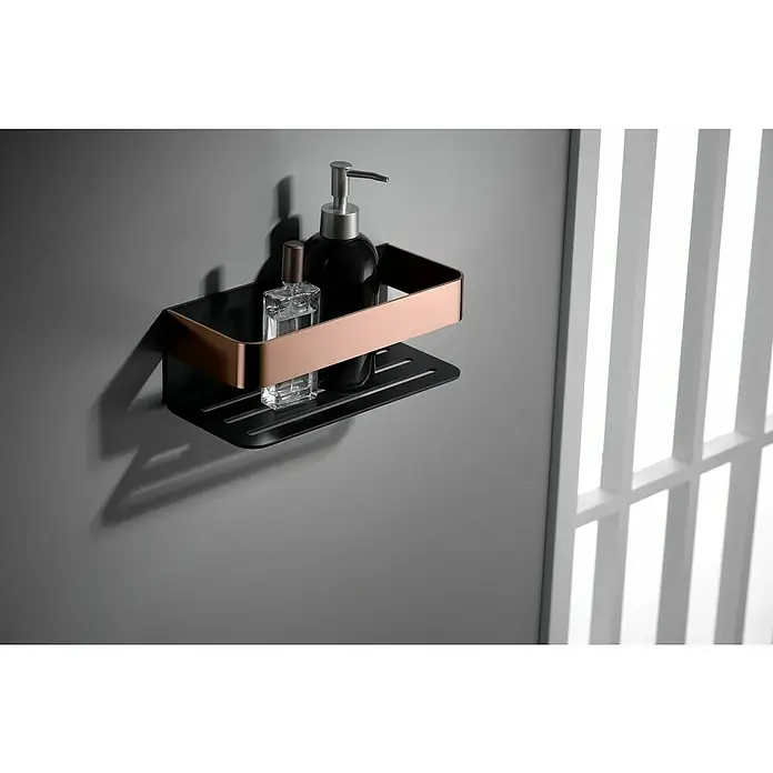 Imex Cesta de baño Mayura - 11 x 25,6 x 8 cm, Acero inoxidable, Negro/Oro rosa - Elegante estante de baño en negro y cobre para guardar gel de ducha y perfume, montado en una pared gris junto a una pared blanca.