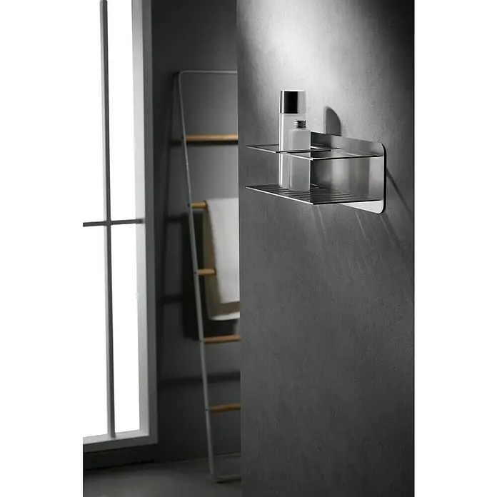 Imex Cesta de baño Iman - 12,7 x 36 x 13,5 cm, Acero inoxidable, Níquel - Esta imagen muestra una elegante estantería de pared metálica de dos niveles con dos productos cosméticos en un baño moderno.