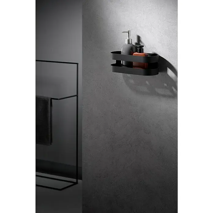 Imex Cesta de baño Nirmala - 10,4 x 25 x 9 cm, Acero inoxidable, Negro - Esta imagen muestra una elegante estantería de baño negra con dos dispensadores de jabón. Un toallero es visible en el fondo.