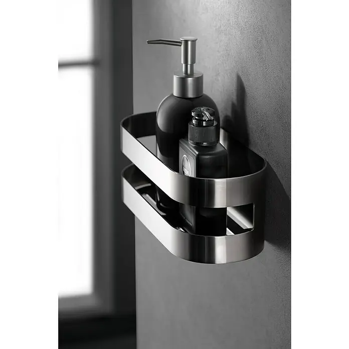 Imex Cesta de baño Nirmala - 10,4 x 25 x 9 cm, Acero inoxidable, Níquel - Cesta de ducha de acero inoxidable con frascos negros de jabón y loción. Elegante solución de almacenamiento para accesorios de baño en una pared gris.