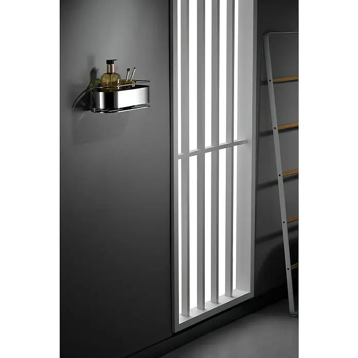 Imex Cesta de baño Anga - 12 x 28 x 10,3 cm, Acero inoxidable, Cromo - Estante de pared con dispensador de jabón dorado y artículos de baño, junto a una partición con elementos de luz vertical.