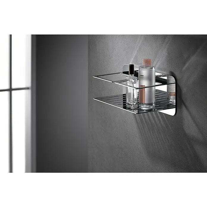 Imex Cesta de baño Iman - 12,7 x 36 x 13,5 cm, Acero inoxidable, Cromo - Una brillante estantería de pared cromada de dos niveles con productos cosméticos en un baño moderno. Las líneas limpias acentúan su diseño minimalista.