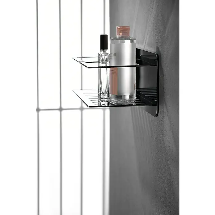 Imex Cesta de baño Iman - 12,7 x 36 x 13,5 cm, Acero inoxidable, Cromo - Imagen de un moderno estante de baño de dos niveles que muestra productos cosméticos, ofreciendo una solución de almacenamiento elegante y práctica.