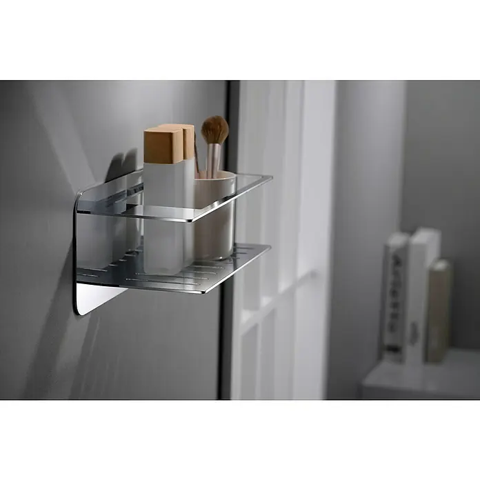 Imex Cesta de baño Bethari - 12,7 x 36 x 13,5 cm, Acero inoxidable, Cromo - Un estante de ducha plateado de dos niveles en una pared gris, que muestra una mezcla de elegancia y funcionalidad con artículos de tocador.