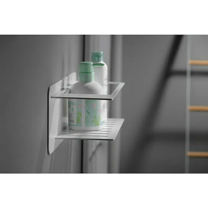Imex Cesta de baño Bethari - 12,7 x 36 x 13,5 cm, Acero inoxidable, Blanco - Un estante flotante blanco que muestra dos productos de baño, demostrando una organización minimalista y moderna del baño.