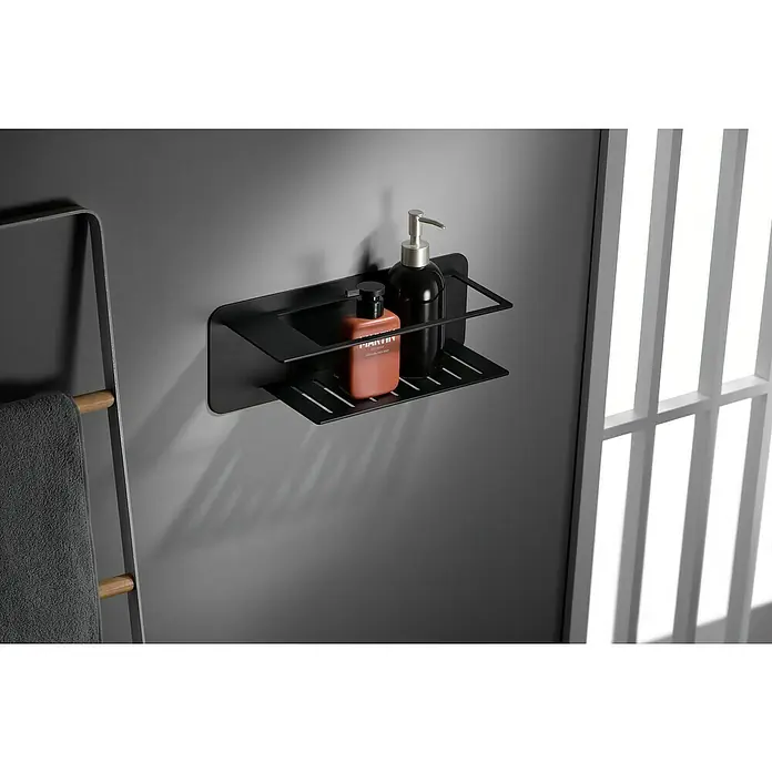 Imex Cesta de baño Bethari - 12,7 x 36 x 13,5 cm, Acero inoxidable, Negro - La imagen muestra una moderna estantería de baño negra con dos botellas, ideal para la ducha o junto al lavabo.