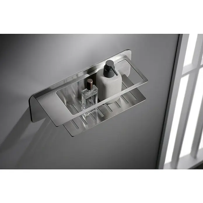 Imex Cesta de baño Bethari - 12,7 x 36 x 13,5 cm, Acero inoxidable, Níquel - Un estante de pared plateado con gel de ducha y un frasco de perfume, el accesorio de baño ofrece un práctico almacenamiento.