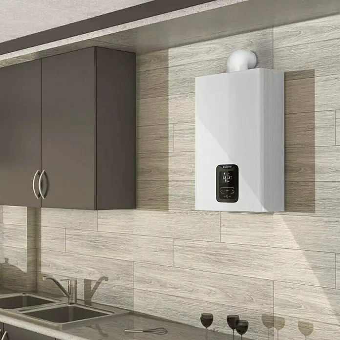 Ariston Calentador estanco Next Evo X SFT - 22 kW, Caudal de agua: 11 l/min, Gas butano - Una caldera de gas Ariston moderna colgada en la pared de una cocina. La pantalla muestra 42 grados Celsius.