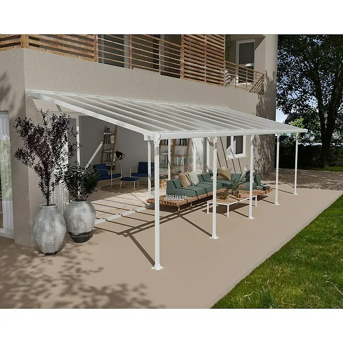 Solid Elements Terrassenüberdachung Martina - B x T: 915 x 300 cm, Verkehrsweiß, Polycarbonat, Transparent - Überdachte Terrasse mit weißem Rahmen und durchscheinender Bedachung, die einen gemütlichen Außenbereich schafft.