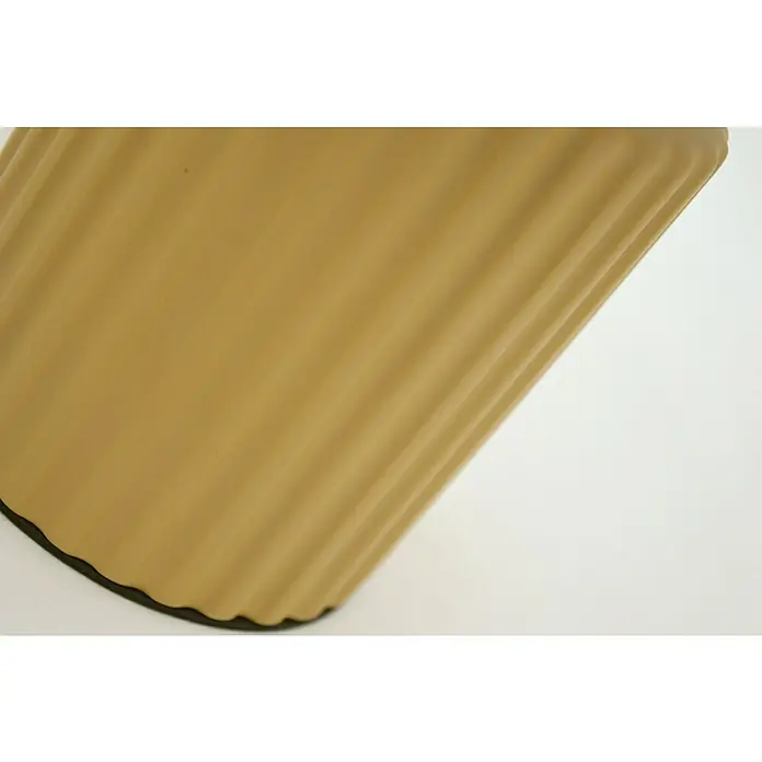 Idp Lampshades Lámpara de sobremesa Colonia - 40 W, L x An x Al: 15 x 15 x 30 cm, Mostaza, E14 - Primer plano de un elegante jarrón de flores acanalado en un suave tono beige, que combina diseño moderno con elegancia sencilla.