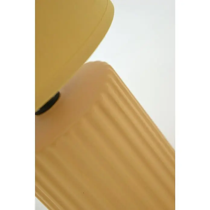 Idp Lampshades Lámpara de sobremesa Colonia - 40 W, L x An x Al: 15 x 15 x 30 cm, Mostaza, E14 - Primer plano de una elegante base de lámpara color ocre con un diseño acanalado, creando un ambiente cálido y acogedor.