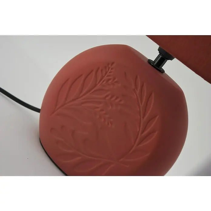 Idp Lampshades Lámpara de sobremesa Constance - 40 W, L x An x Al: 21 x 21 x 33 cm, Terra, E14 - Primer plano de una lámpara de mesa de terracota con un diseño botánico que irradia una luz suave y cálida.