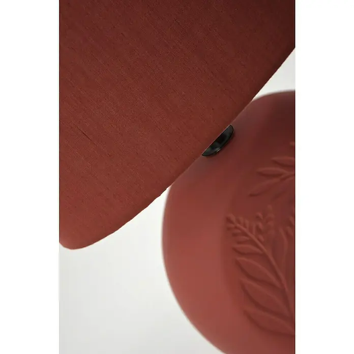 Idp Lampshades Lámpara de sobremesa Constance - 40 W, L x An x Al: 21 x 21 x 33 cm, Terra, E14 - Primer plano de una elegante lámpara con pantalla roja y base con diseño floral, que irradia un ambiente cálido y elegante.