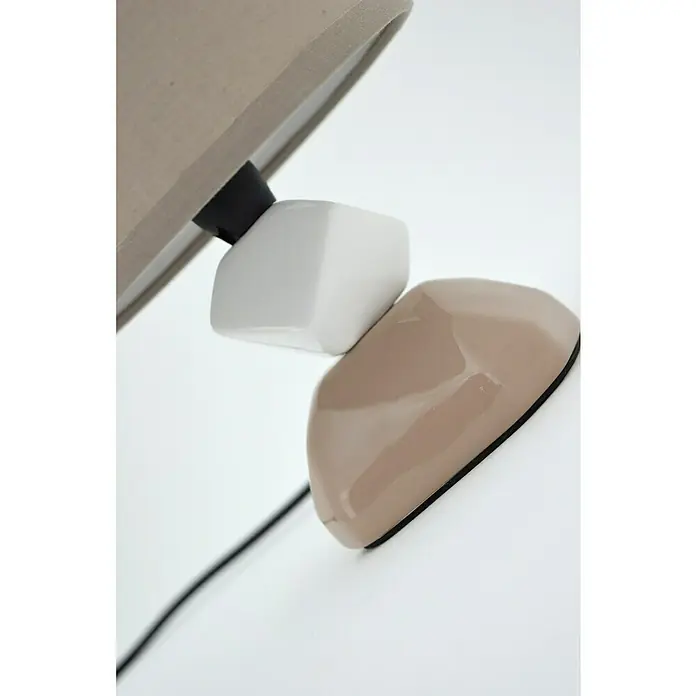 Idp Lampshades Lámpara de sobremesa Palmita - 40 W, L x An x Al: 16 x 16 x 23 cm, Beige, Beige, E14 - Primer plano de una lámpara de mesa moderna con pantalla beige y base compuesta por formas cerámicas blancas y beige.