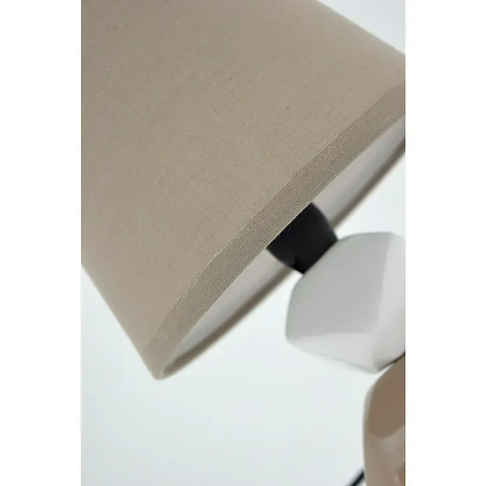 Idp Lampshades Lámpara de sobremesa Palmita - 40 W, L x An x Al: 16 x 16 x 23 cm, Beige, Beige, E14 - Primer plano de una elegante lámpara de mesa con pantalla de tela beige y base de cerámica en blanco y beige.