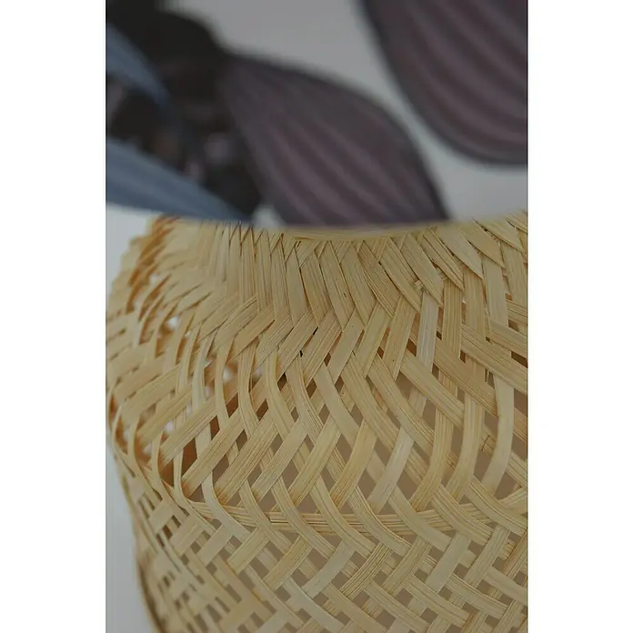 Idp Lampshades Lámpara de sobremesa Miley - 40 W, L x An x Al: 17 x 17 x 33 cm, Natural, Marrón, E27 - Primer plano de una cesta hecha de tejido de madera clara, destacando los detalles artesanales y la textura del material.