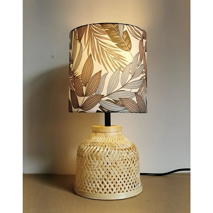 Idp Lampshades Lámpara de sobremesa Miley - 40 W, L x An x Al: 17 x 17 x 33 cm, Natural, Marrón, E27 - Elegante lámpara de mesa con pantalla estampada de hojas y base de ratán trenzado para un ambiente acogedor.