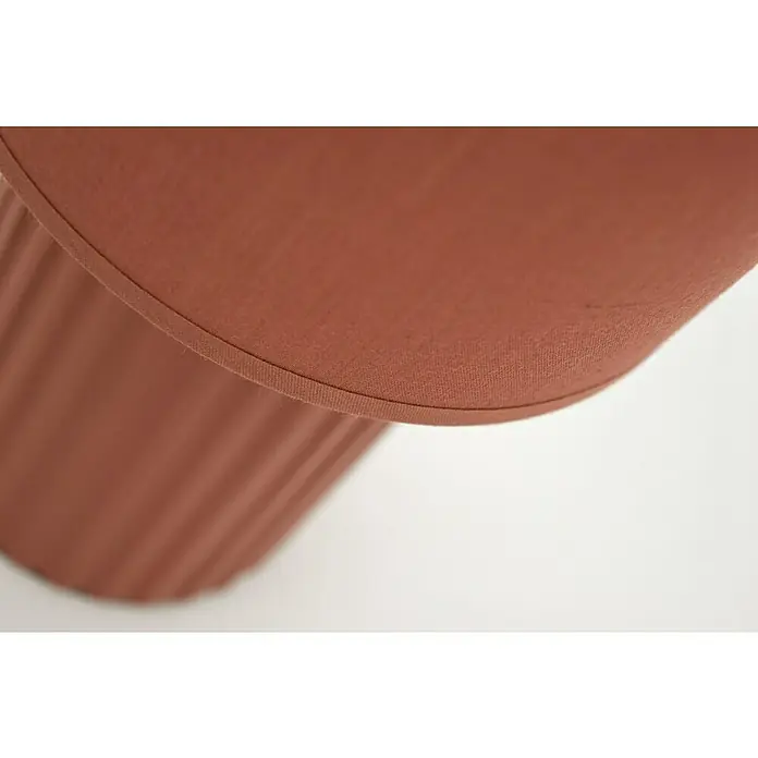 Idp Lampshades Lámpara de sobremesa Colonia - 40 W, L x An x Al: 15 x 15 x 30 cm, Terra, E14 - Primer plano de una lámpara color terracota con textura de tela y diseño acanalado. Ideal para crear iluminación ambiental.