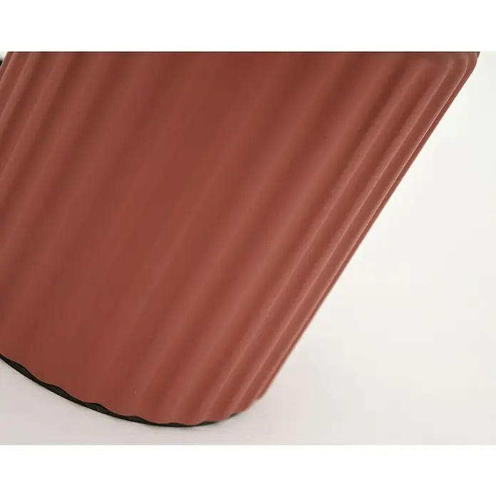 Idp Lampshades Lámpara de sobremesa Colonia - 40 W, L x An x Al: 15 x 15 x 30 cm, Terra, E14 - Detalle de una maceta de terracota acanalada, perfecta para exhibir tus plantas de interior o flores de jardín favoritas.
