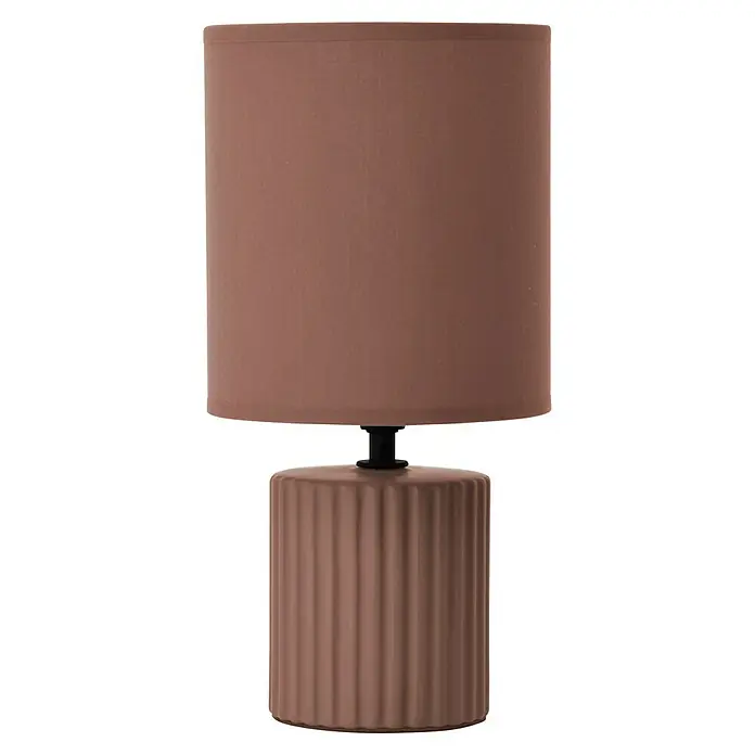 Idp Lampshades Lámpara de sobremesa Colonia - 40 W, L x An x Al: 15 x 15 x 30 cm, Terra, E14 - Primer plano de una lámpara de mesa marrón con base acanalada y pantalla a juego sobre un fondo negro.